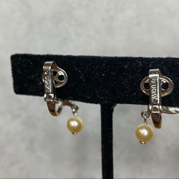 Vintage Avon Leafs w/ Hanging Pearl Clip Ons - Picture 4 of 7